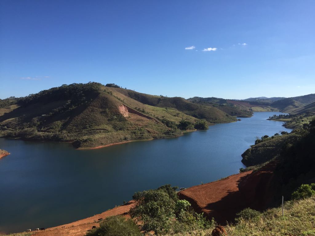 Vista aérea de represa entre colinas — paisagem dos empreendimentos